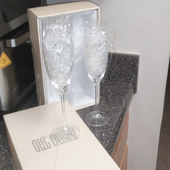 Set of 2 Oleg Cassini Tiara Toasting Flutes - Picture 2 of 5